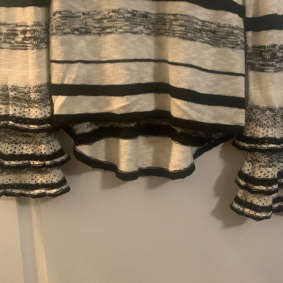 Giani Bini EUC sweater in size small - Picture 6 of 6